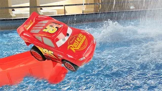 Una carrera en el parque acuático con Rayo McQueen. Coches de juguete. Vídeos para niños