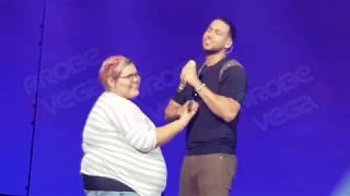 Solo por un beso/ Romeo Santos sube y besa a Fan en la Arena Monterrey México/#GoldenTour