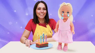 Una tarta de colores para el cumpleaños de Steffie. Juguetes Barbie y Ken. Cocina para niños.