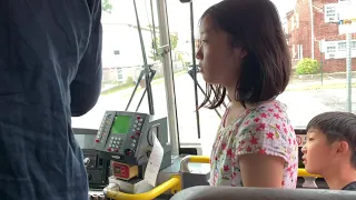 Работа водителя автобуса в Нью-Йорке.