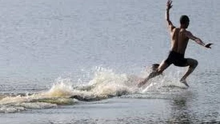 Монах из Шаолиня бежит по воде на глазах у всех 125 метров!