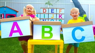 Katya y Dima están estudiando el alfabeto inglés - ABC Learn English Alphabet