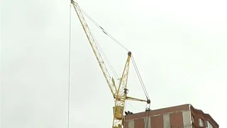 В Оренбурге упал башенный кран