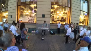Крутая уличная игра на бокалах в Праге