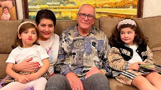 83 летний Эммануил Виторган с дочками и женой Ириной Млодик уезжает в свой родной город Баку