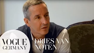 Dries van Noten über die Besonderheit seiner Stoffe | Slow Fashion Show | VOGUE Behind the Scenes