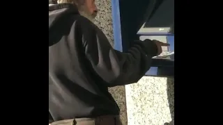 бомж  взломал банкомат