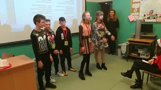 Wykonanie piosenki "Pokonamy fale" Polskich Artystów przez uczniów z klasy VI.