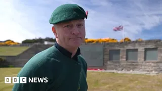 Veterans make 'emotionally challenging' return to Falkland Islands – BBC News