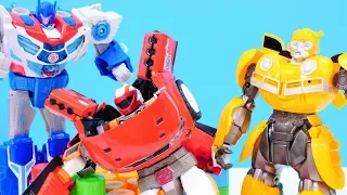 Transformers oyuncakları. Optimus Prime ve Bumblebee SOS yardım sinyali duyuyorlar