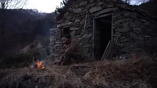 Bushcraft: Cooking in an abandoned stone hut over 100 years old at an altitude of 1,600 meters ASMR