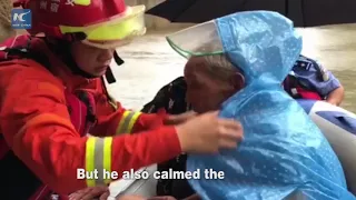 Fireman rescues stranded retirees from E China flood