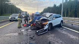 Сегодня утром, на трассе М-11 водительница Skoda Kodiaq на скорости протаранила полуприцеп Мерседеса