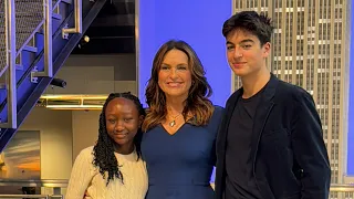 Mariska Hargitay and Kids in a Rare Moment Lighting Up the Empire State Building 🩵 Full HD Video