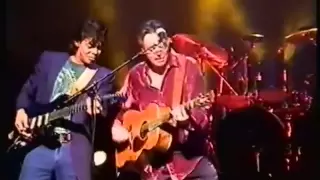 Tommy and Phil Emmanuel, rock guitar medley, France, 2001. AMAZING PERFORMANCE!!!