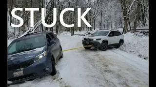 Jeep Cherokee Trailhawk rescues Toyota Sienna minivan from ditch