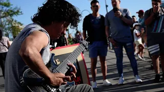 Arpeggios at the speed of light - by Damian Salazar - in Buenos Aires streets