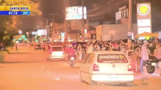 Vídeo mostra acidente durante racha violento em avenida de Porto Alegre.