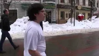 Артем Калашников Зимой по улице в шортах и футболке