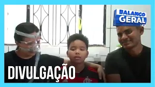 Menino de 10 anos viraliza ao divulgar trabalho da mãe com doença grave na internet