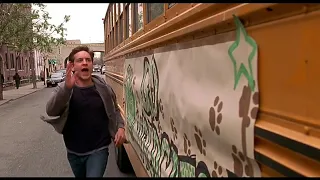 Питер Паркер второй раз бежит за автобусом (Человек паук 2002)