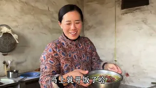 寒衣节姑姐来娘家，鹏妈炖鸡招待，哥嫂一起陪伴，相亲相爱一家人