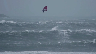 Windsurfer en pleine tempête force 10 !