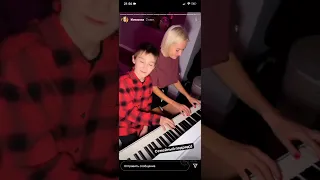 Клава Кока играет на пианино