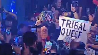 12 Funniest Fan Signs In WWE 😂