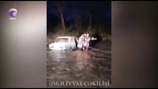 Avtomobildə olan əcnəbinin xilas edilməsi anı...