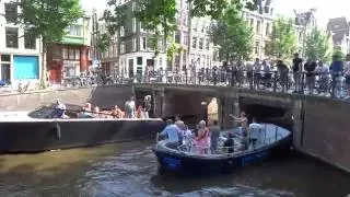Chaos op Grachten Amsterdam: Sloep zit muurvast onder de brug