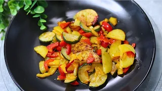 Rezept für leckere Bratkartoffeln mit Zucchini und Paprika: diese Gemüse Pfanne ist schnell, einfach