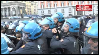 Renzi a Napoli, in venti con uno striscione. Circondati, caricati e allontanati