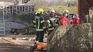 Personenrettung: Frau in Oftering unter umgestürzter Palette mit Brennholz verschüttet