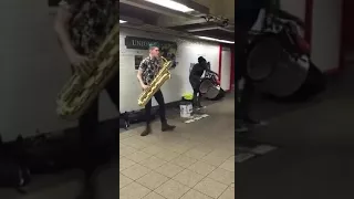 Панки музыканты классно жгут в переходе! Musicians punks cool they play the subway!