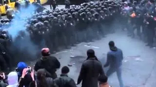 БЕРКУТ НА МЯСО!!! Штурм Администрации Президента Украины 01 12 2013