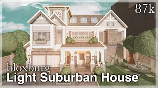 Bloxburg - Light Suburban House Speedbuild (exterior)