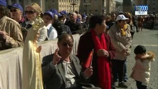 Un gruppo di cinesi abbracciano Papa Francesco durante l'udienza generale in Piazza San Pietro