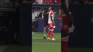 The kit man had to stop Alphonso Davies from going on the pitch with the wrong shirt on 🤣