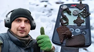 Search for antiquities in the winter forest with minelab equinox 800. Find Jack Pot