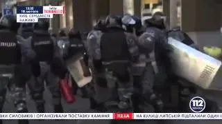 ПОСЛЕДНИЕ НОВОСТИ Раненый активист истекает кровью на асфальте Евромайдан 18 02 2014
