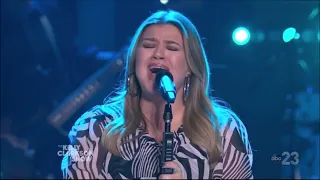 Kelly Clarkson Sings "Free" By Rudimental Featuring Emeli Sande Live Concert Performance March 2022