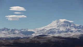 Лентикулярные облака на Эльбрусе. Плато Шаджатмаз