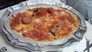 Полента — блюдо итальянской кухни под рагу из свинины и томатного соуса. POLENTA con ragu.