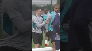 Phil Foden Touched Kyle Walker 's Arm 😳😳