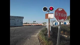 Paso de un tren MD, por el paso a nivel de Utrera