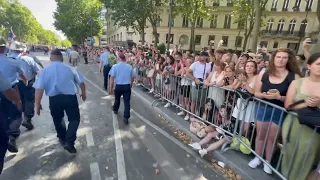 Applaudissements, la foule à perte de vue... C'est l'arrivée du Bataillon rue Royale...