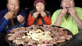 새로 사온 솥뚜껑에 구워 먹는 소고기 등심 구이! (Grilled Beef sirloin on a cauldron lid) 요리&먹방!! - Mukbang eating show