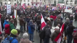 Covid, centinaia di persone in piazza a Vienna contro le nuove restrizioni