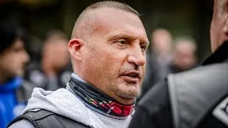 'No Surrender-baas had gangsterliefje in kazerne'